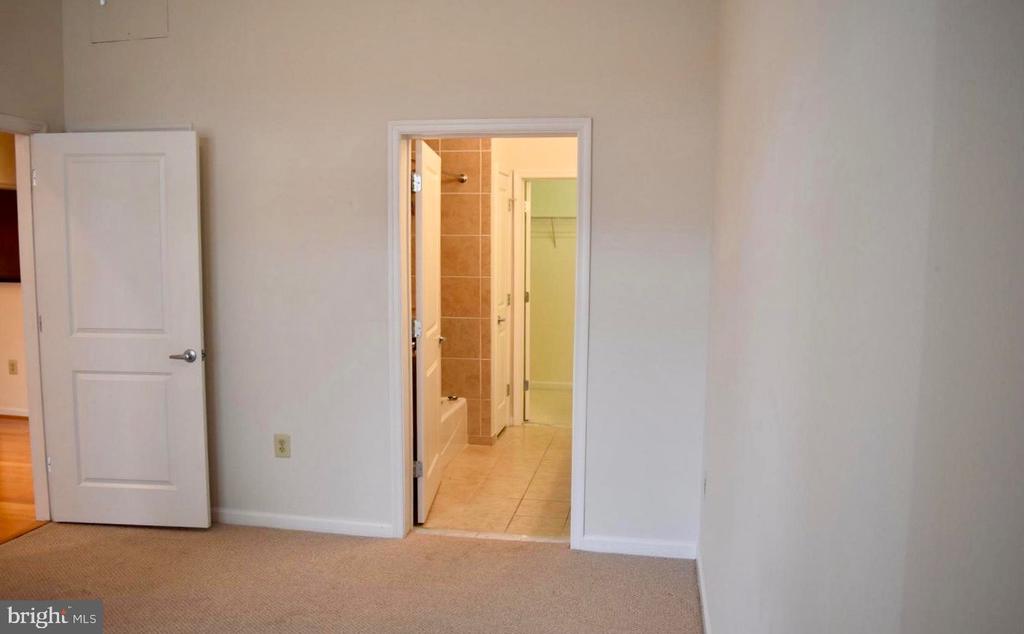 309 HOLLAND LANE 111