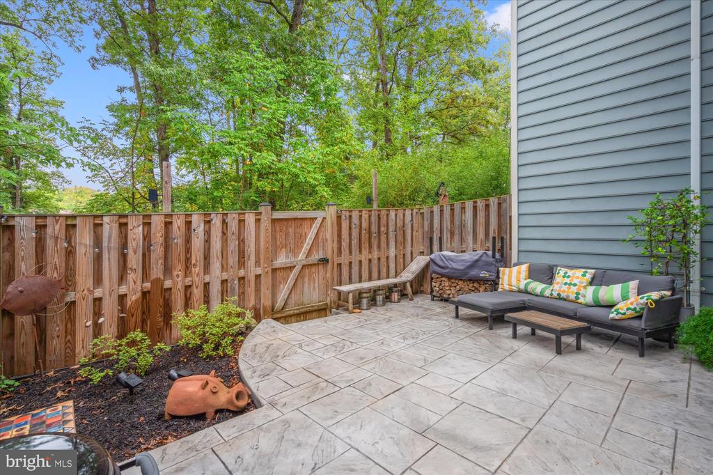 32 CARRIAGE HOUSE CIRCLE