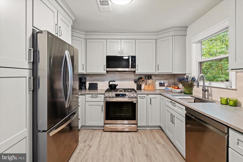 32 CARRIAGE HOUSE CIRCLE