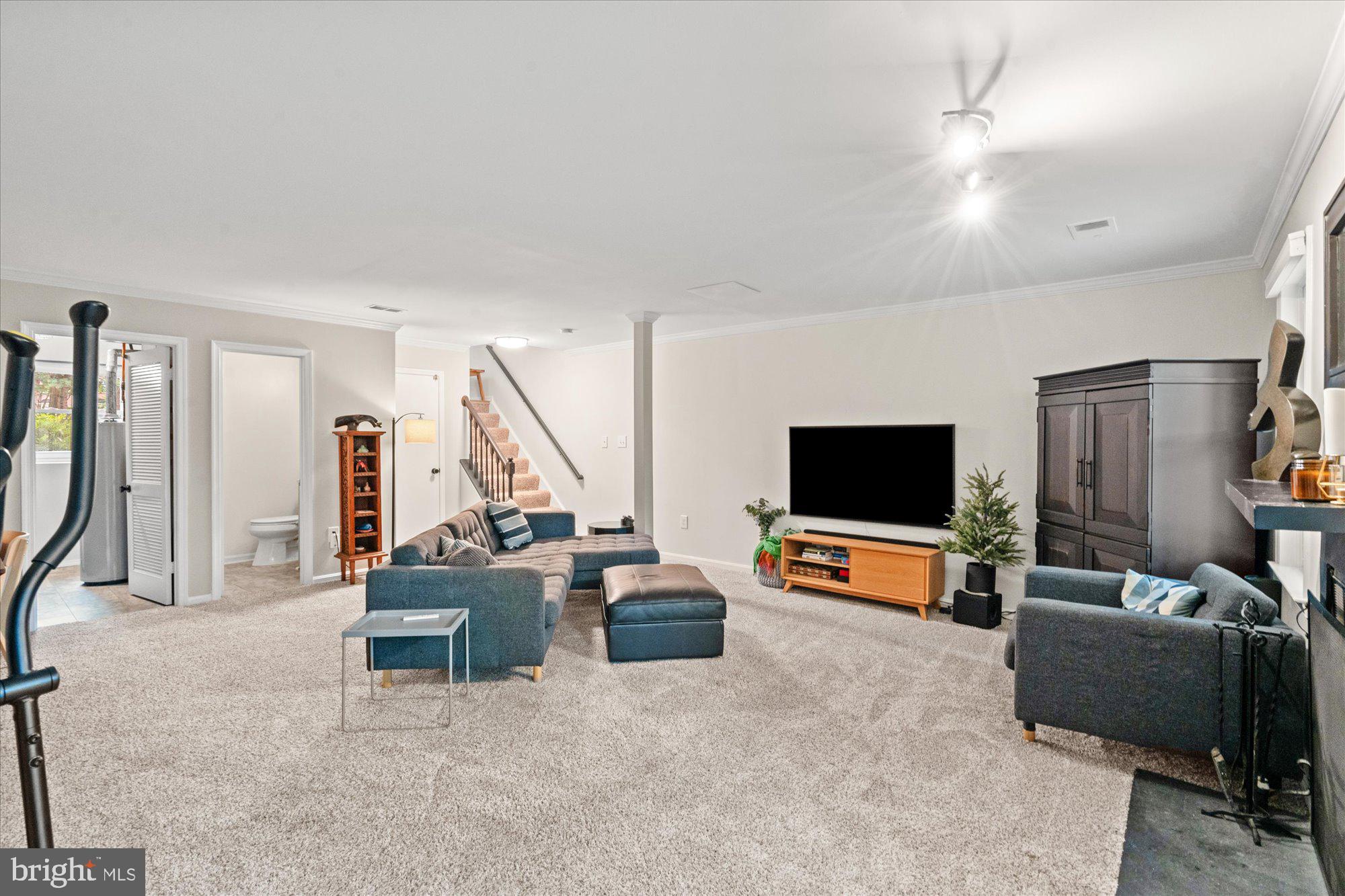 32 CARRIAGE HOUSE CIRCLE