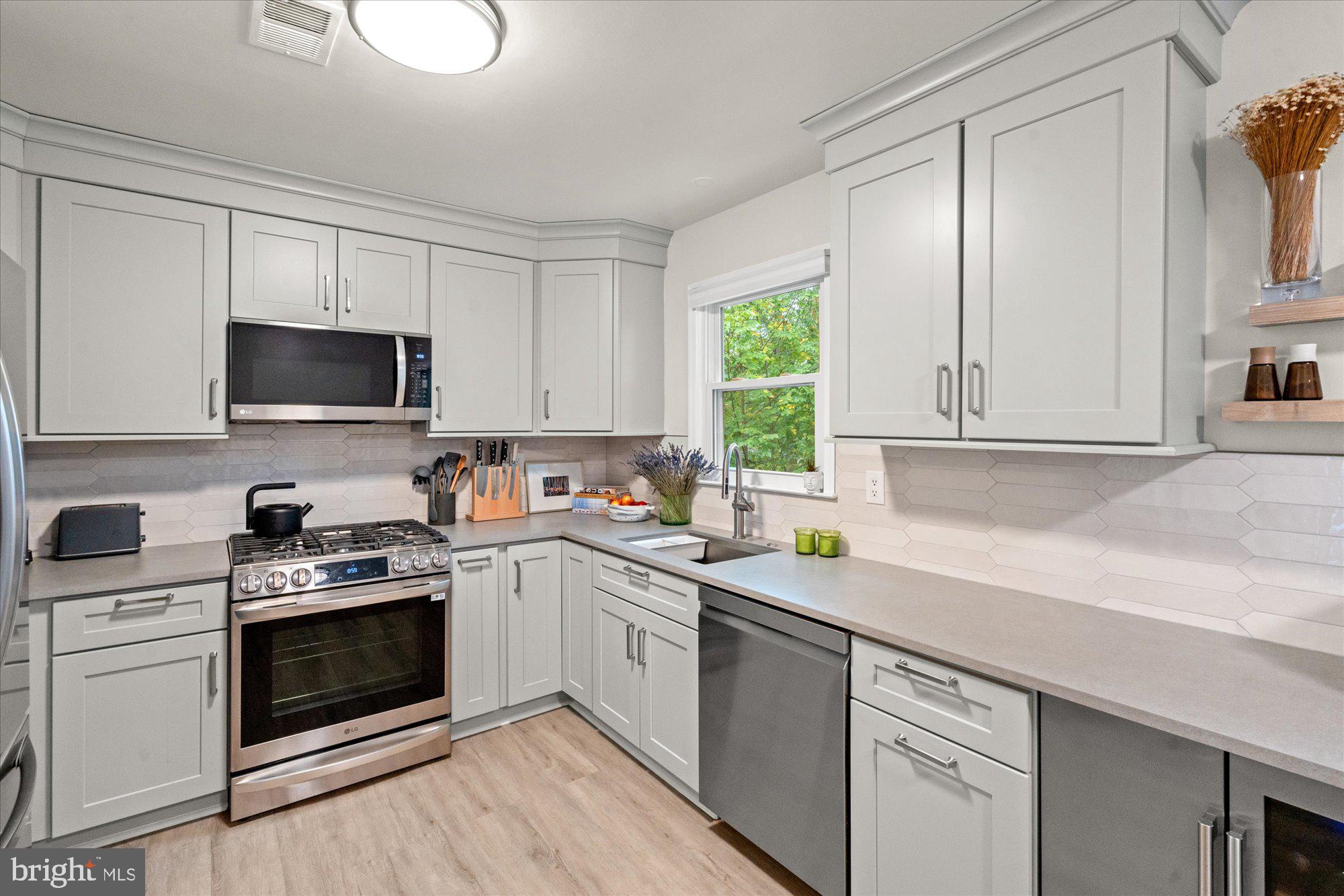 32 CARRIAGE HOUSE CIRCLE