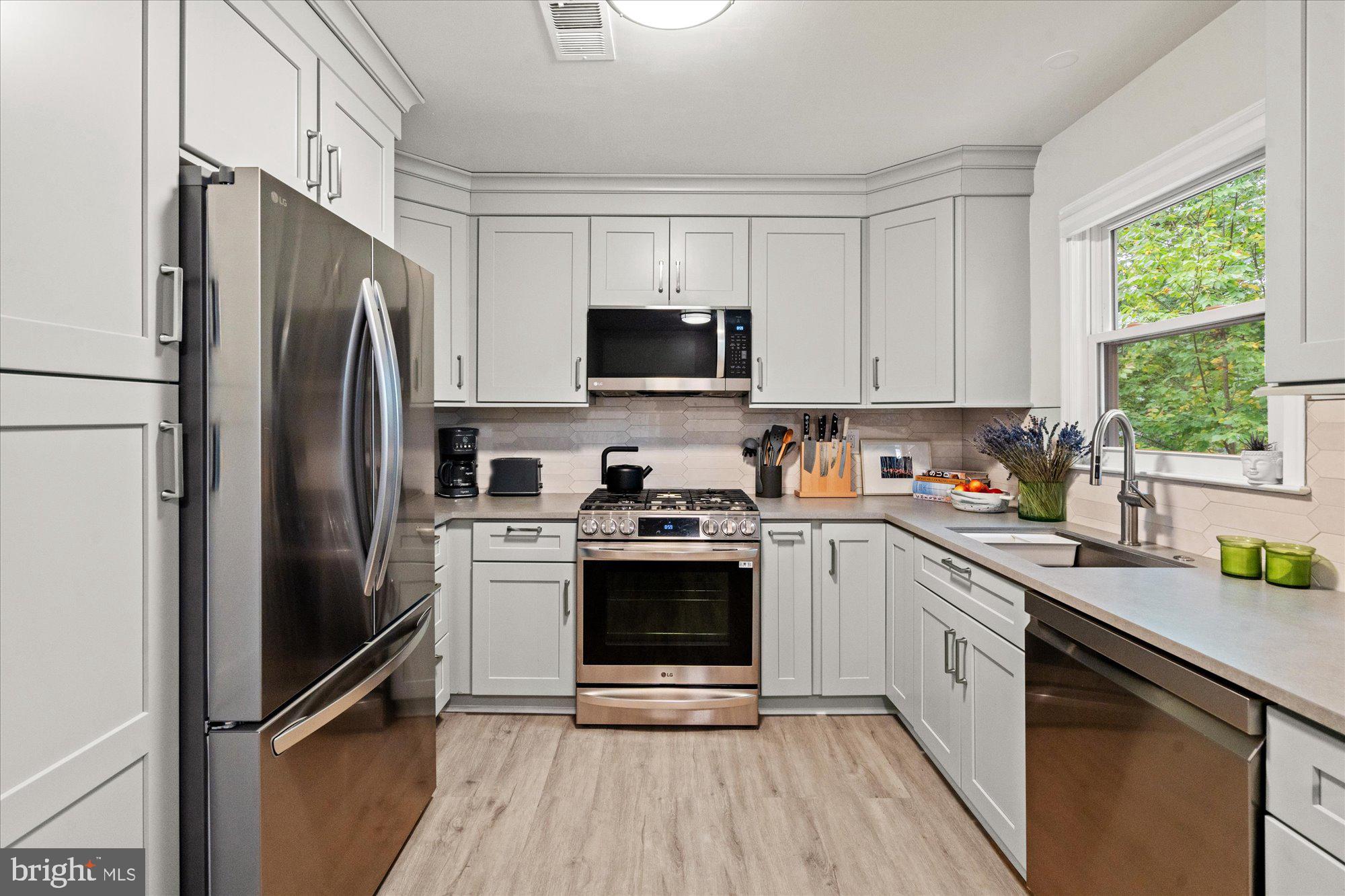 32 CARRIAGE HOUSE CIRCLE