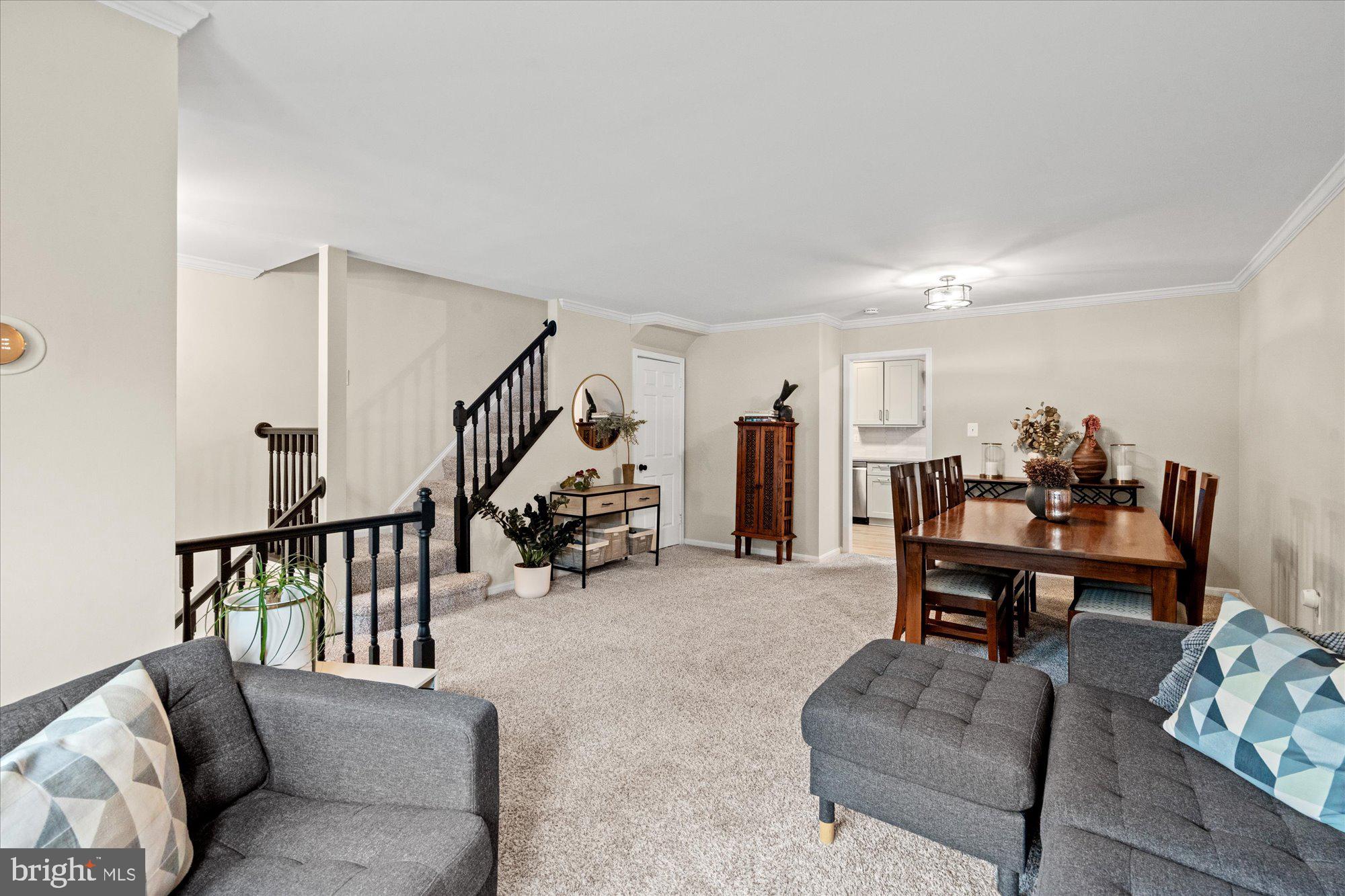 32 CARRIAGE HOUSE CIRCLE