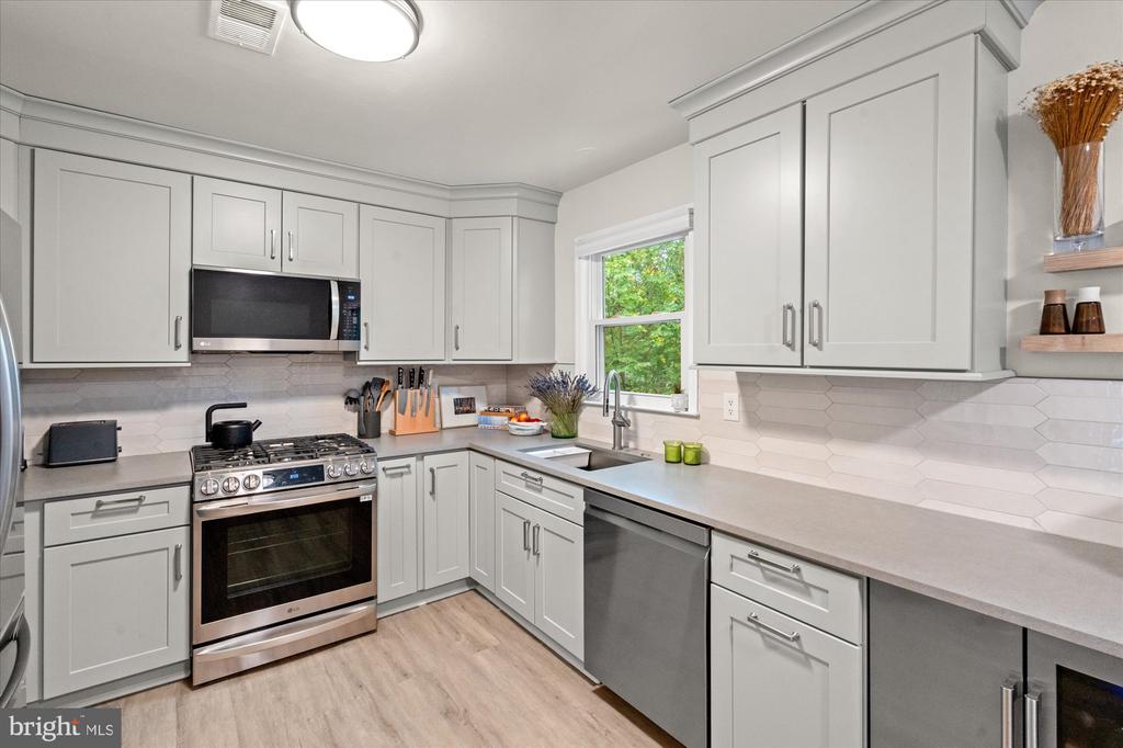 32 CARRIAGE HOUSE CIRCLE