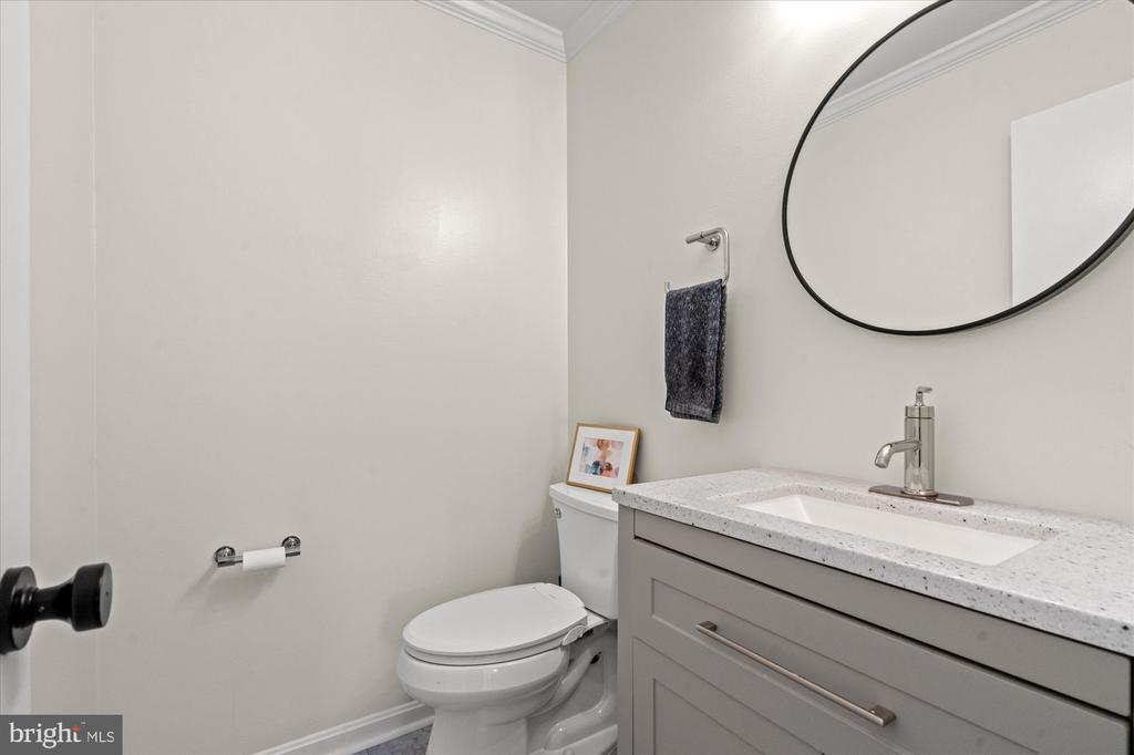 32 CARRIAGE HOUSE CIRCLE