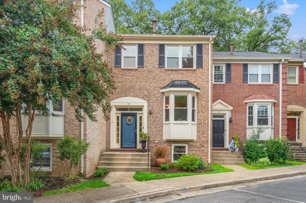 32 CARRIAGE HOUSE CIRCLE