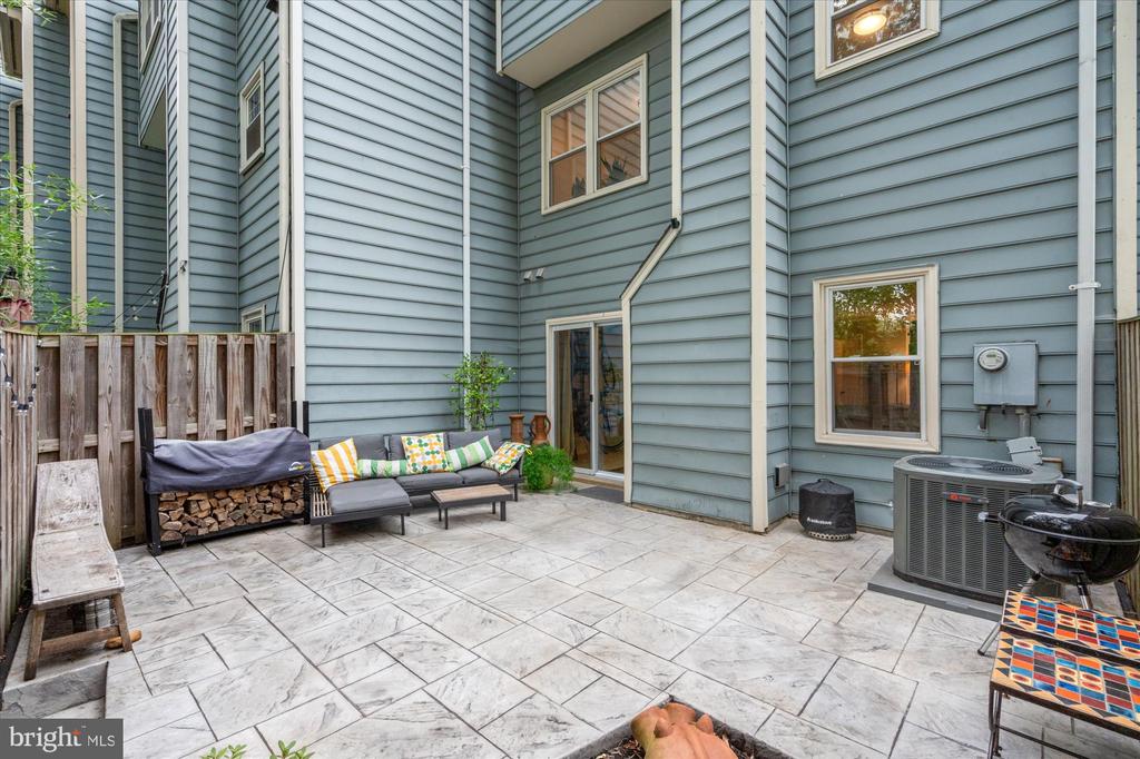 32 CARRIAGE HOUSE CIRCLE