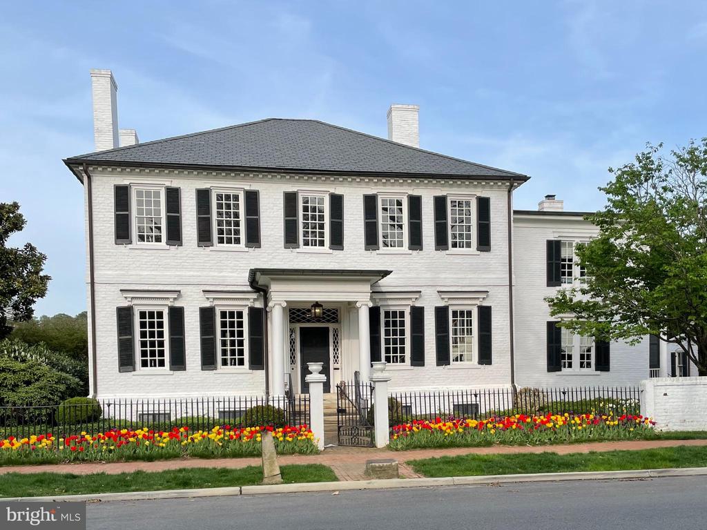 213 CAROLINE STREET