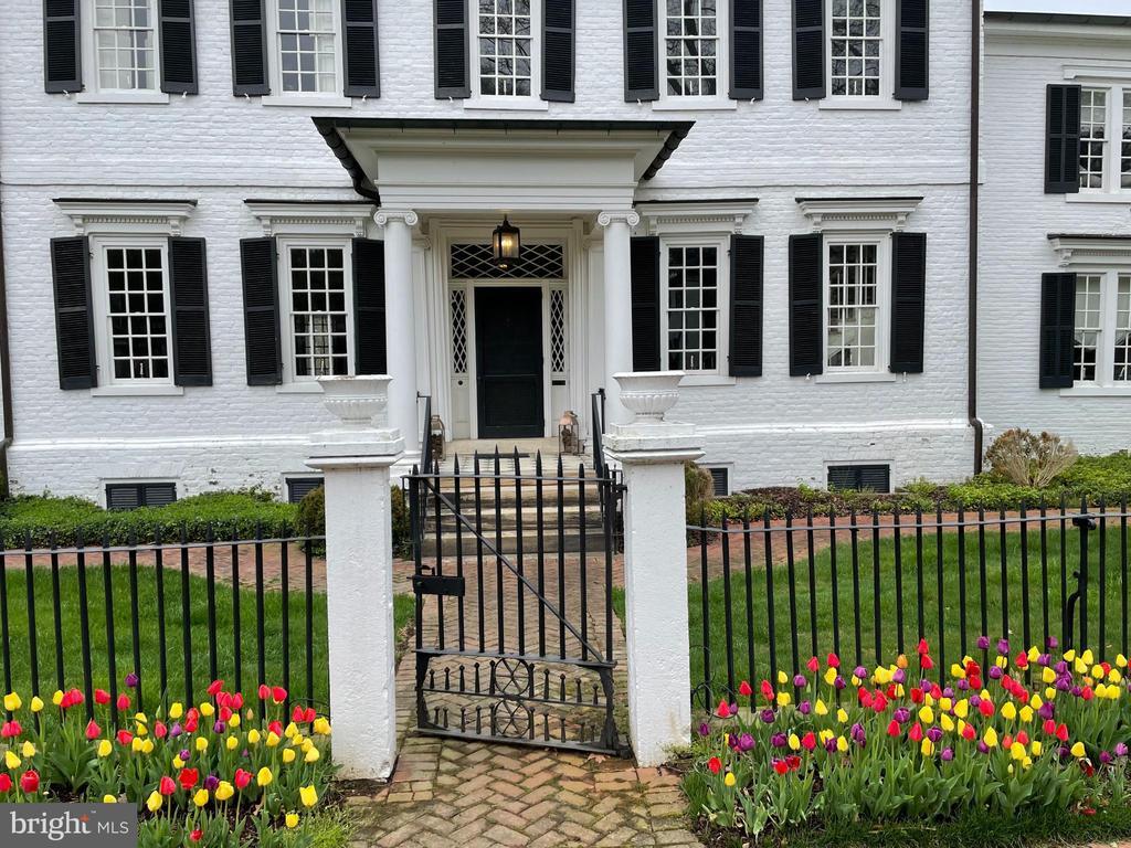 213 CAROLINE STREET