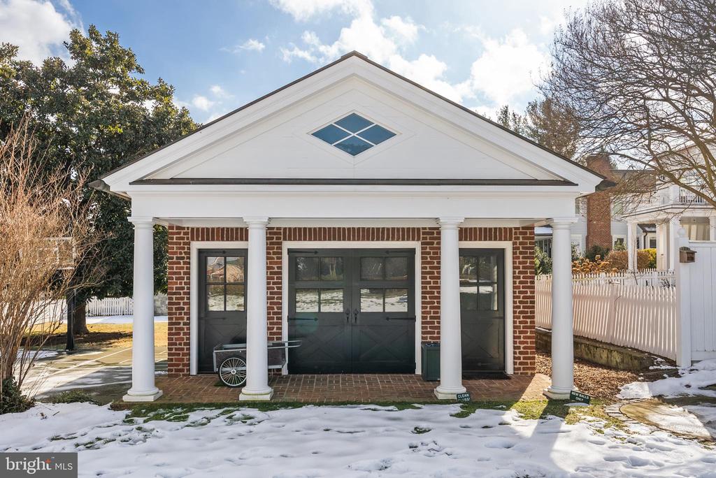 213 CAROLINE STREET