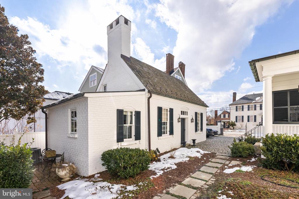 213 CAROLINE STREET