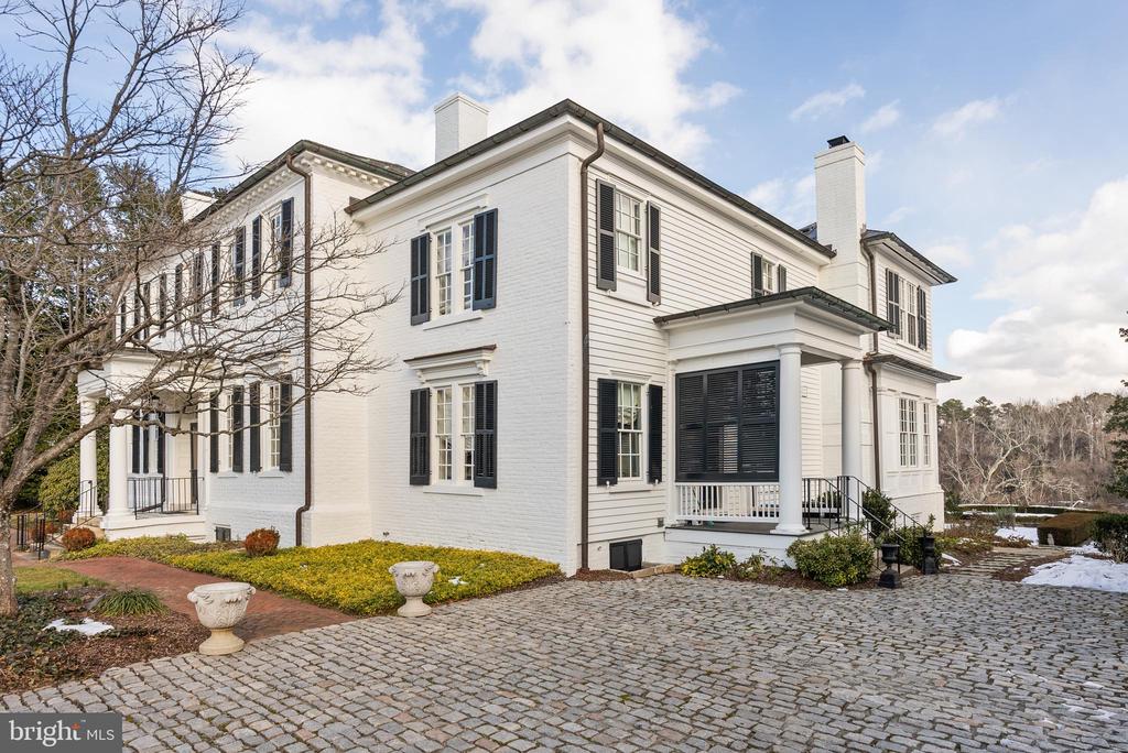213 CAROLINE STREET