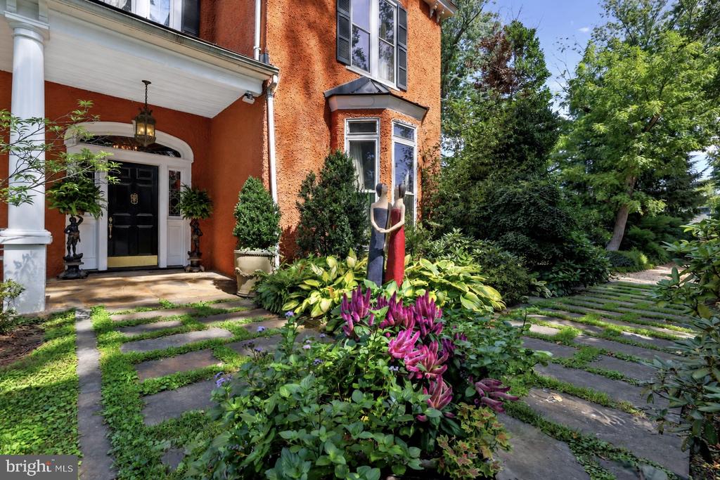 330 ALEXANDRIA PIKE