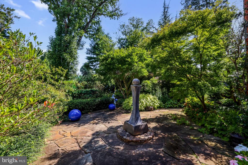330 ALEXANDRIA PIKE