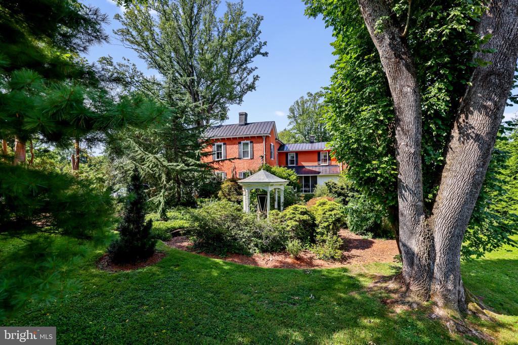 330 ALEXANDRIA PIKE