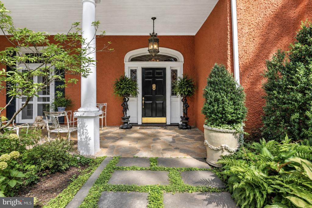 330 ALEXANDRIA PIKE