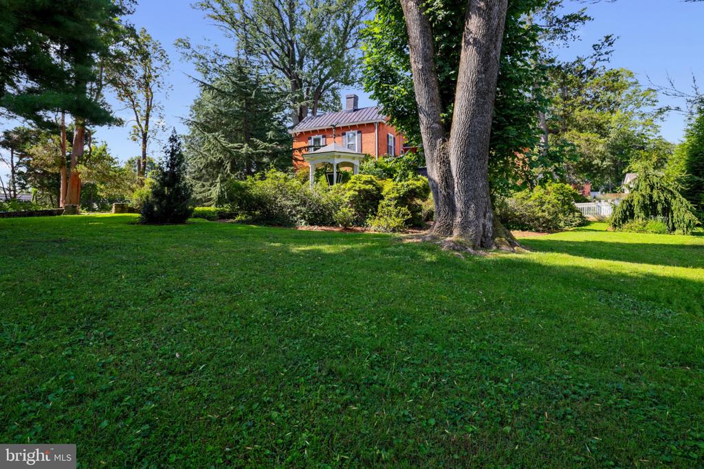 330 ALEXANDRIA PIKE