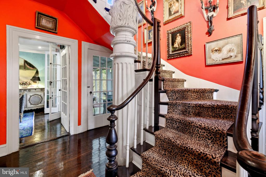 330 ALEXANDRIA PIKE