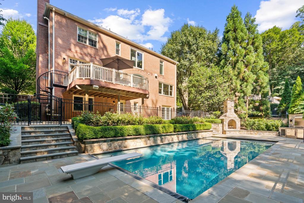 632 RIVERCREST DRIVE