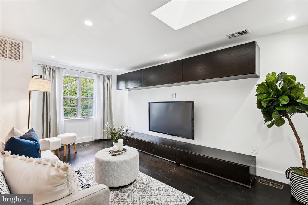 7757 INVERSHAM DRIVE 238
