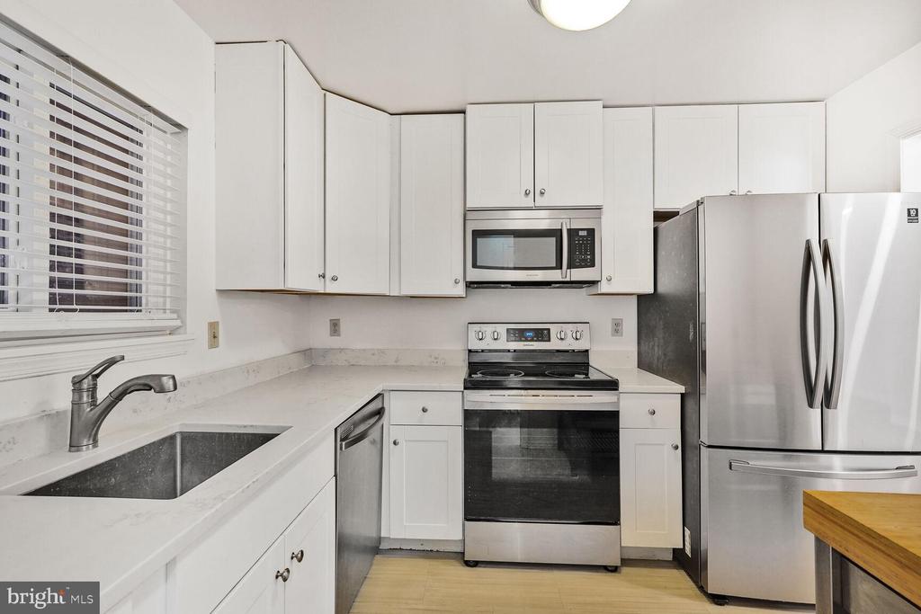 2807 LEE OAKS COURT 102