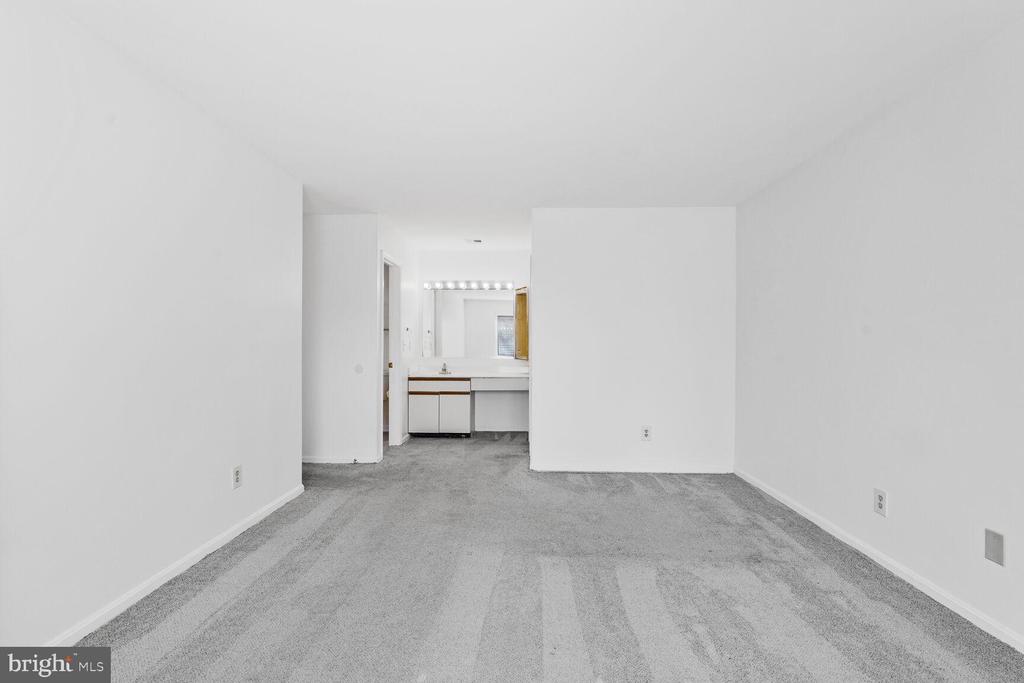 2807 LEE OAKS COURT 102