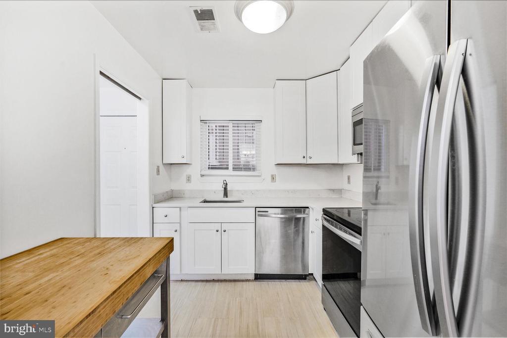 2807 LEE OAKS COURT 102