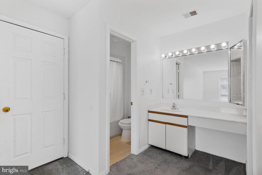 2807 LEE OAKS COURT 102