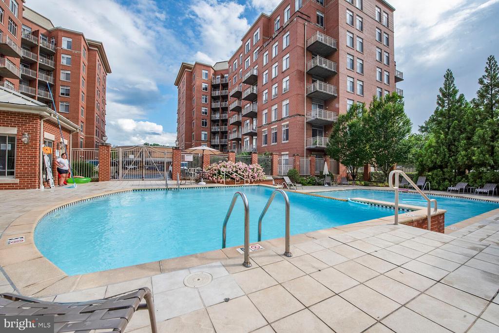 4480 MARKET COMMONS DRIVE 215