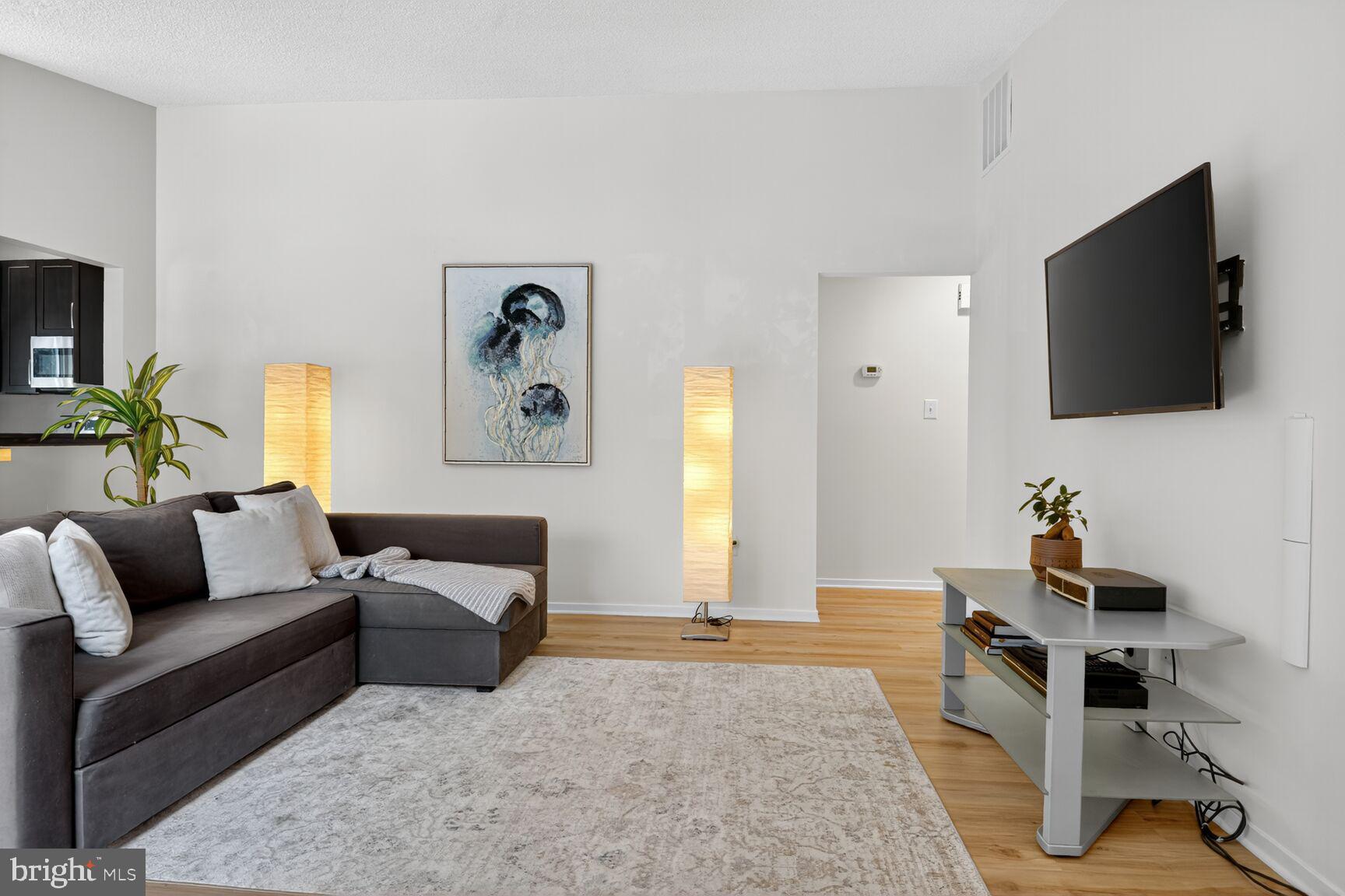 1933 VILLARIDGE DRIVE B 1933B