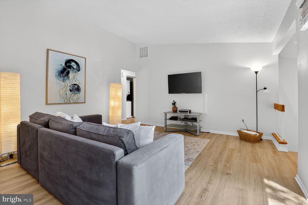 1933 VILLARIDGE DRIVE B 1933B