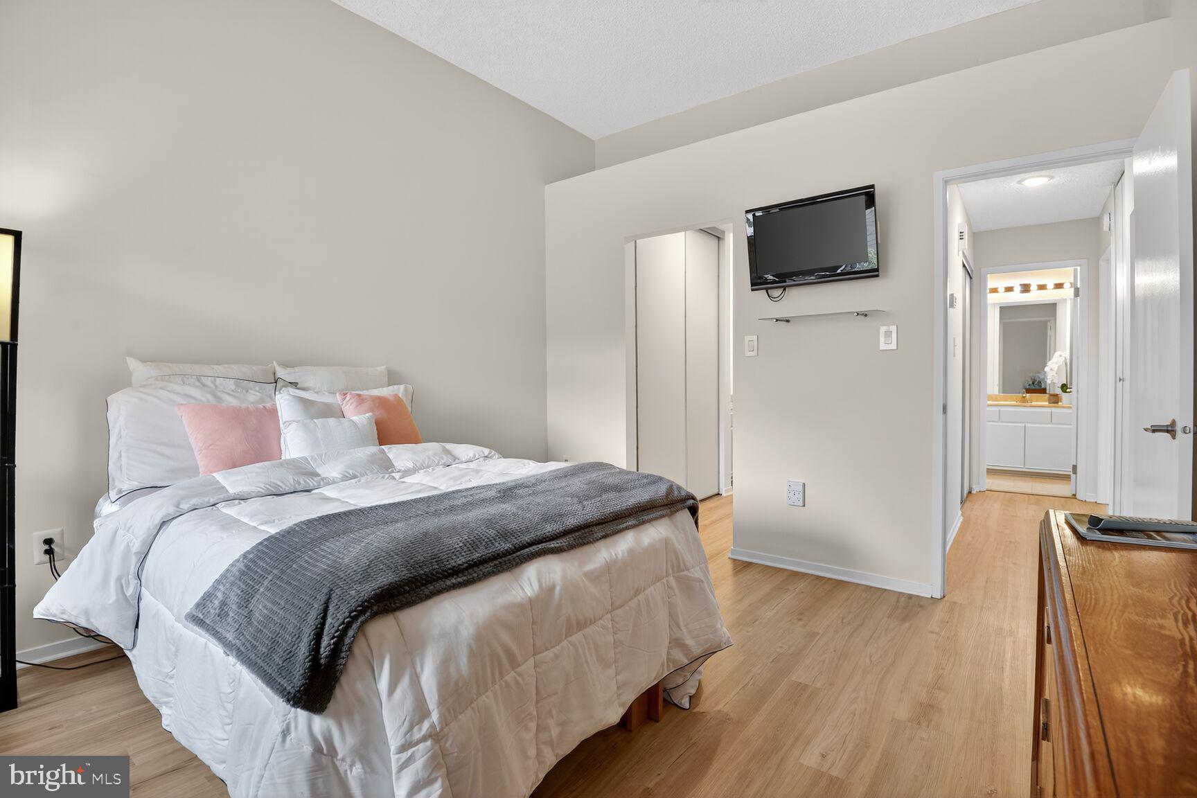 1933 VILLARIDGE DRIVE B 1933B