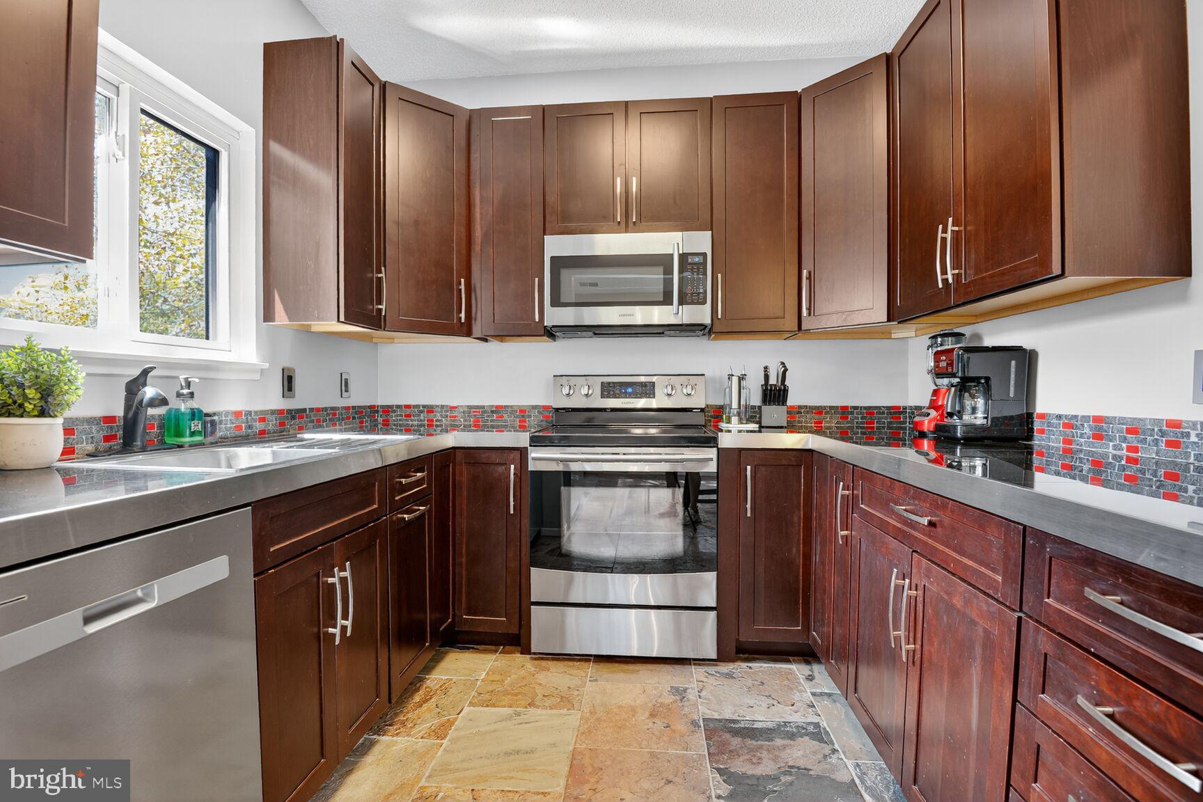 1933 VILLARIDGE DRIVE B 1933B