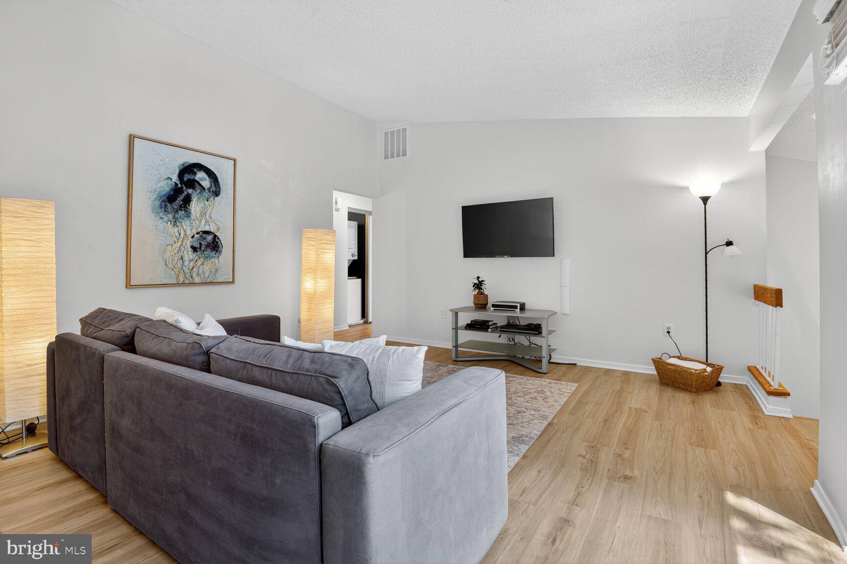 1933 VILLARIDGE DRIVE B 1933B