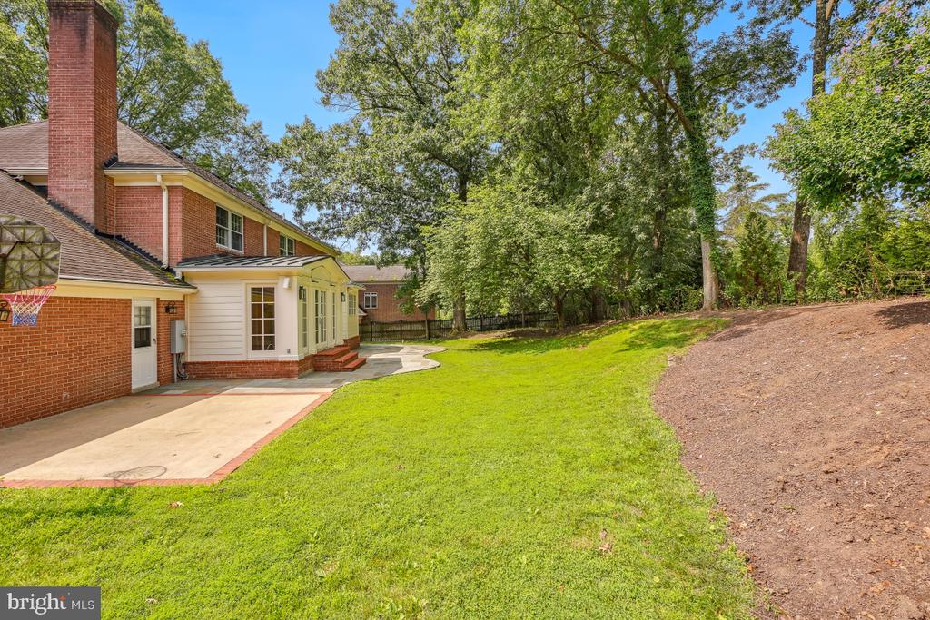 1210 SUFFIELD DRIVE