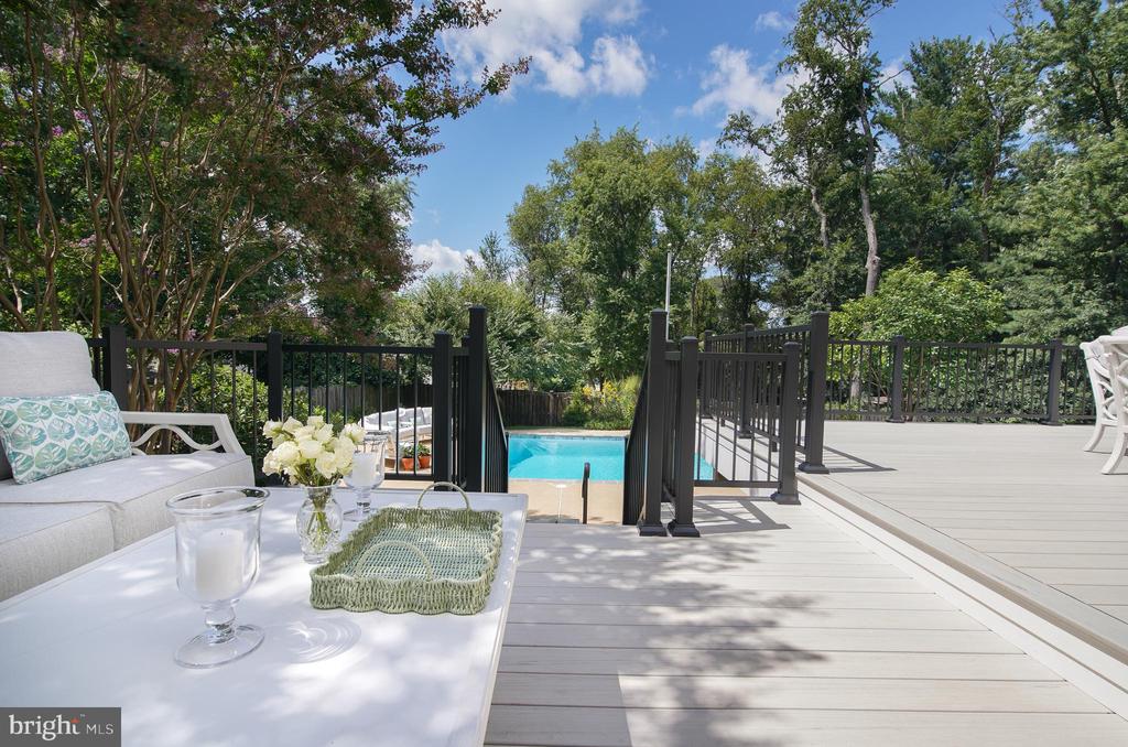 2504 W MEREDITH DRIVE