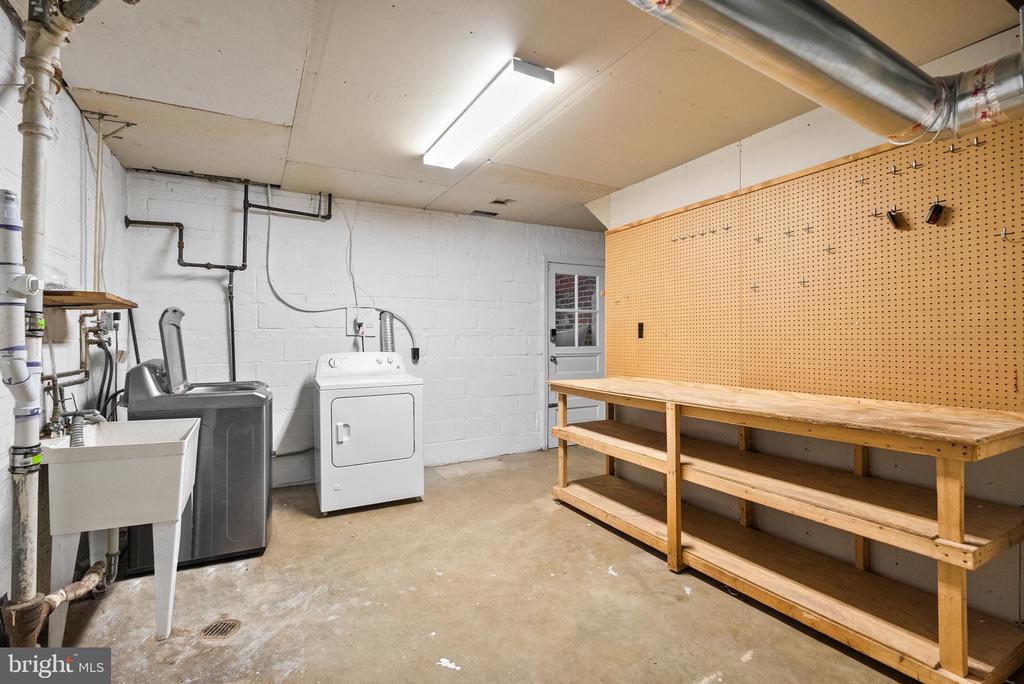 2647 WOODLEY PLACE