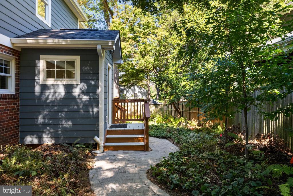 2647 WOODLEY PLACE