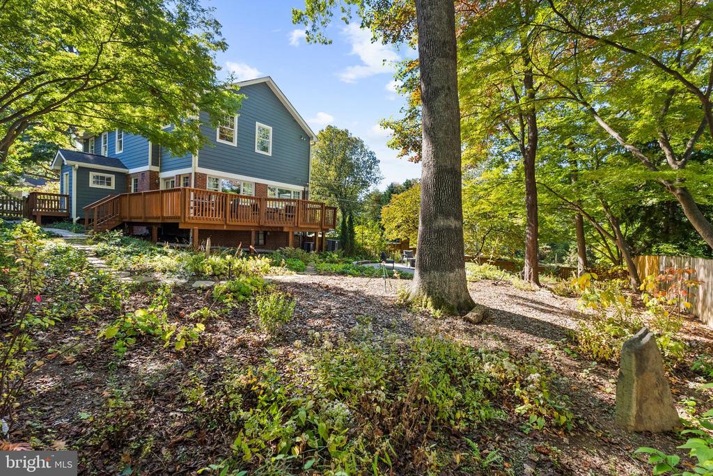 2647 WOODLEY PLACE