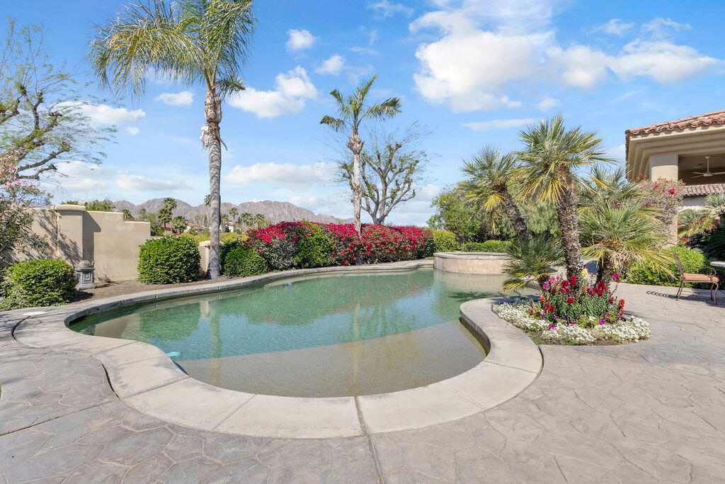 55695 Royal St. George