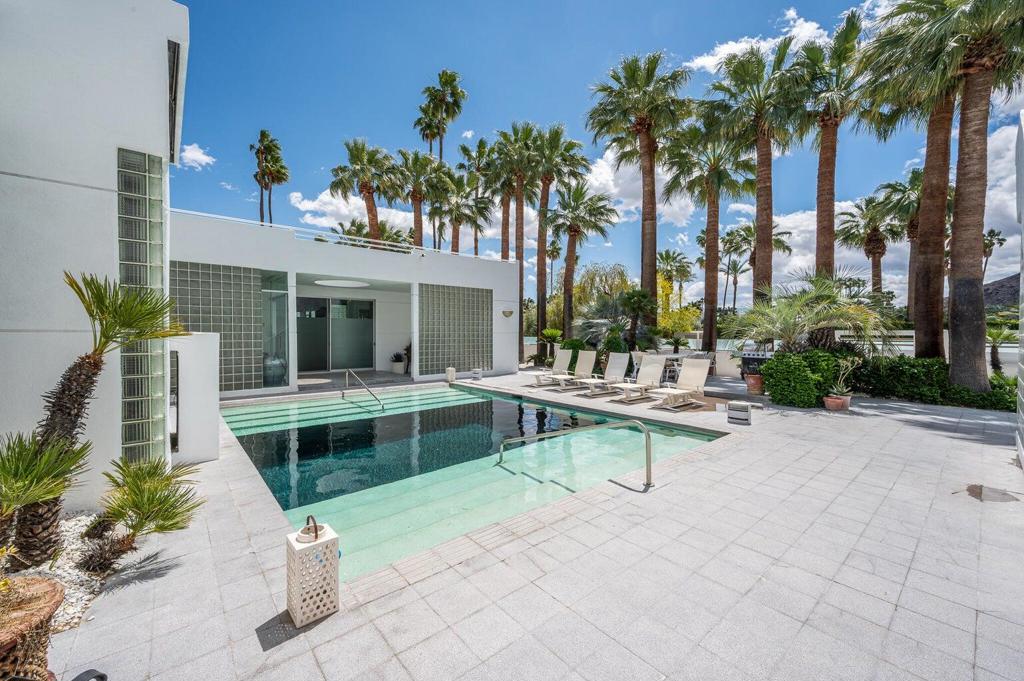 520 W ViA Lola