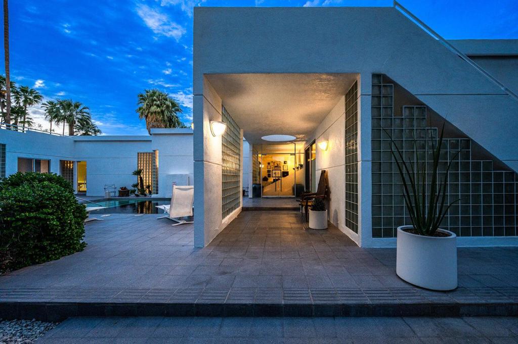 520 W ViA Lola