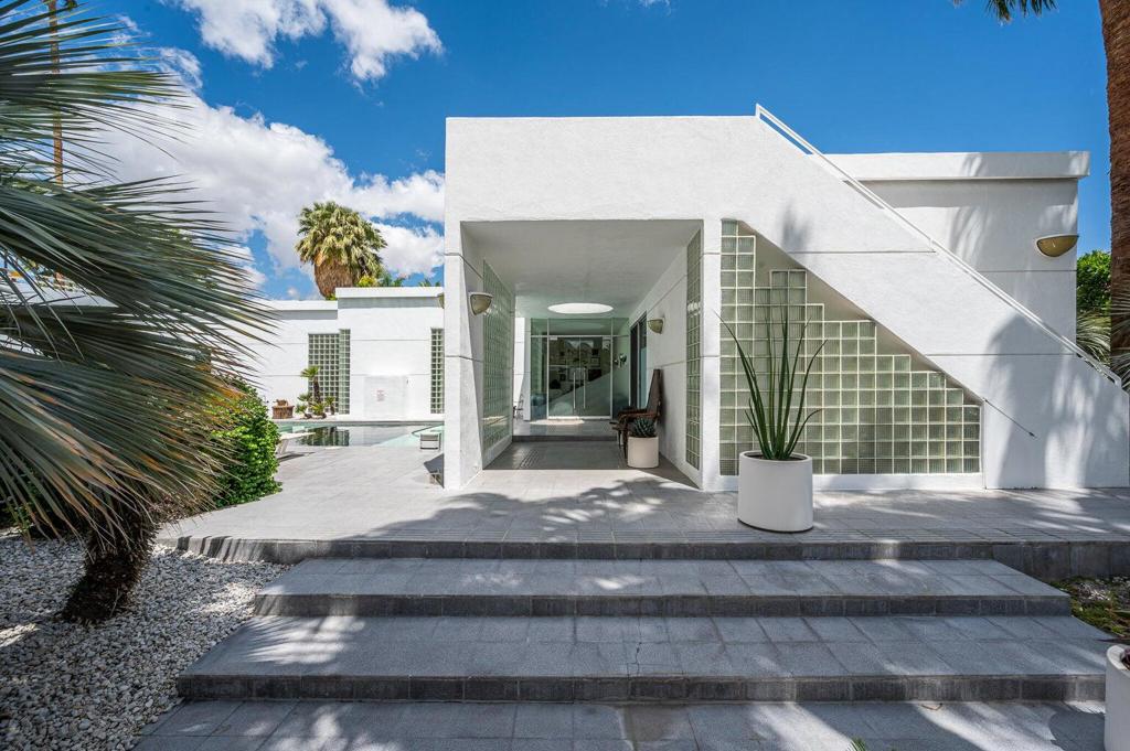 520 W ViA Lola