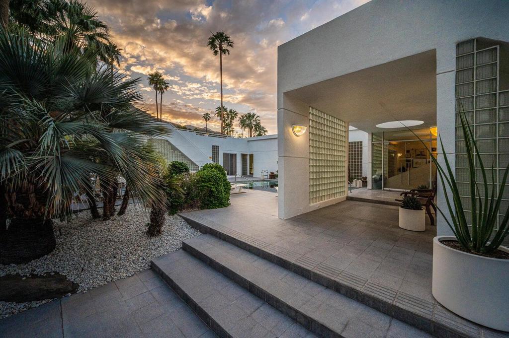 520 W ViA Lola