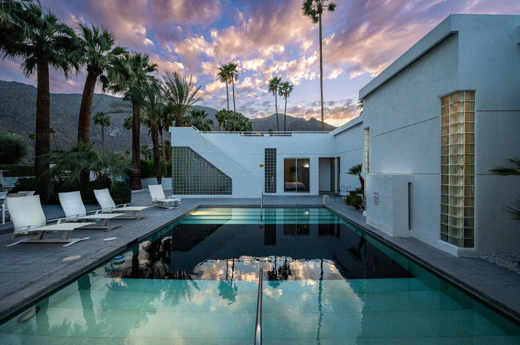 520 W ViA Lola
