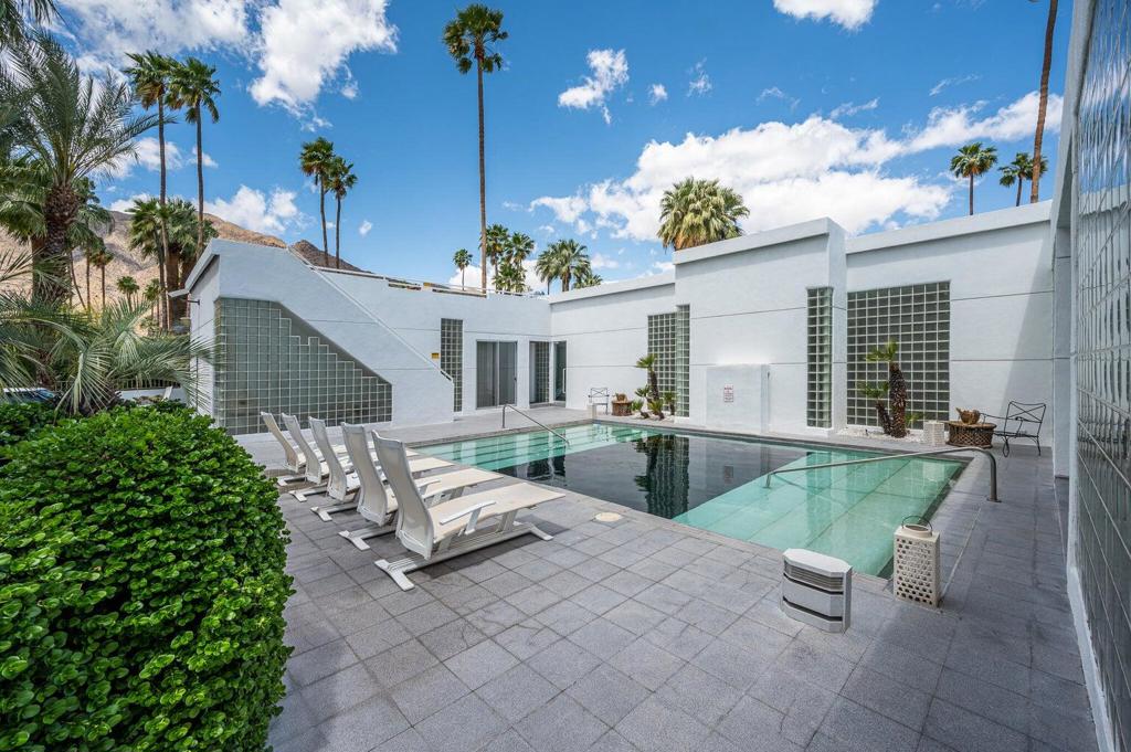 520 W ViA Lola