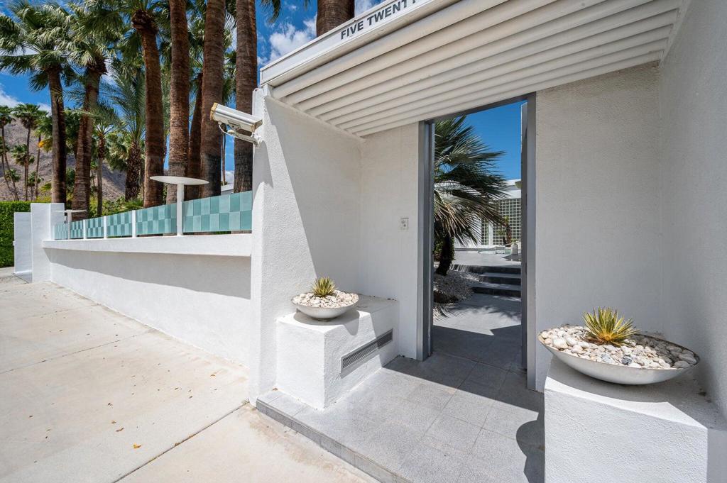 520 W ViA Lola