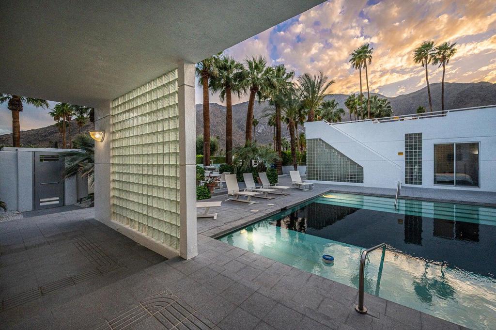 520 W ViA Lola