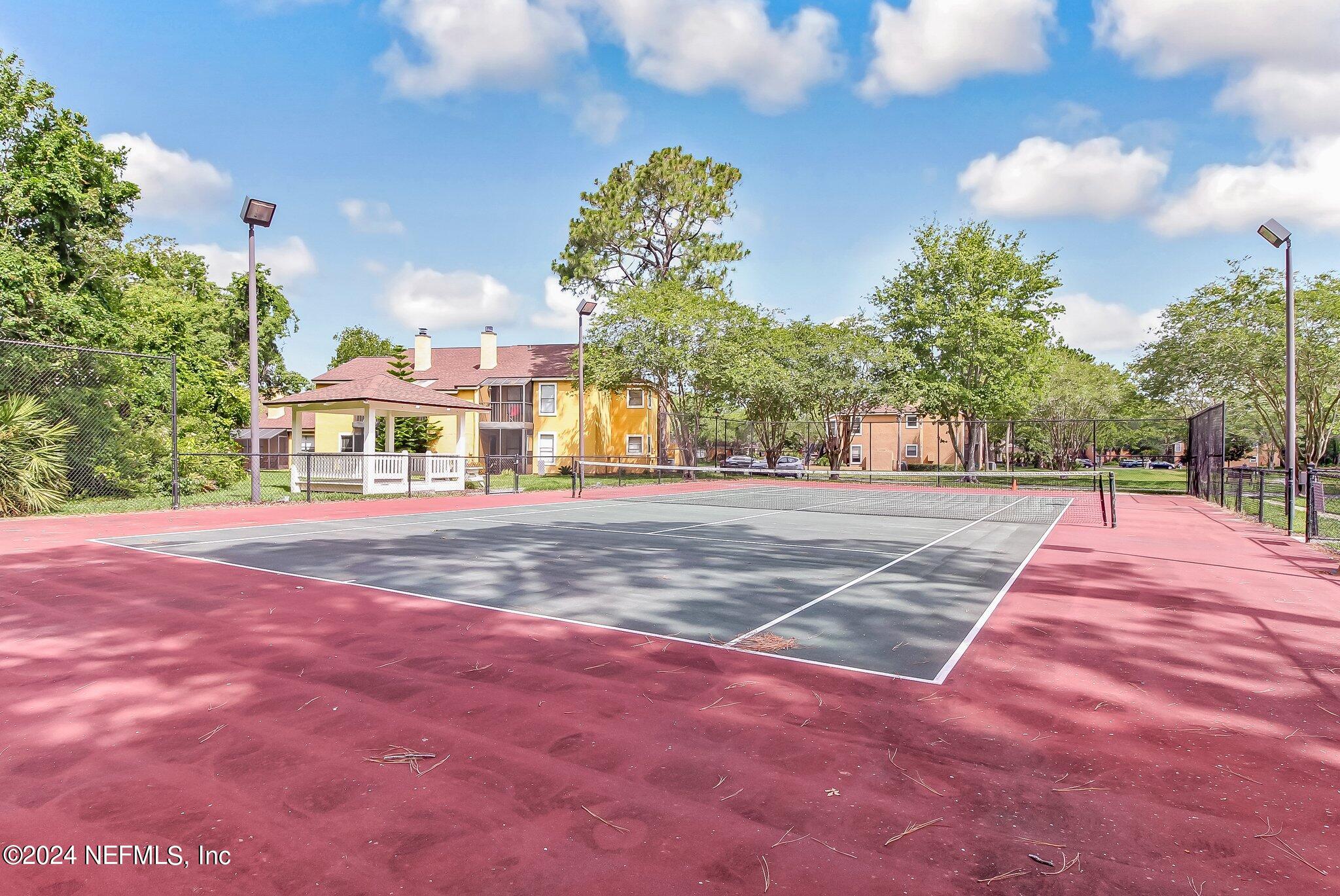 909 SHORELINE Circle