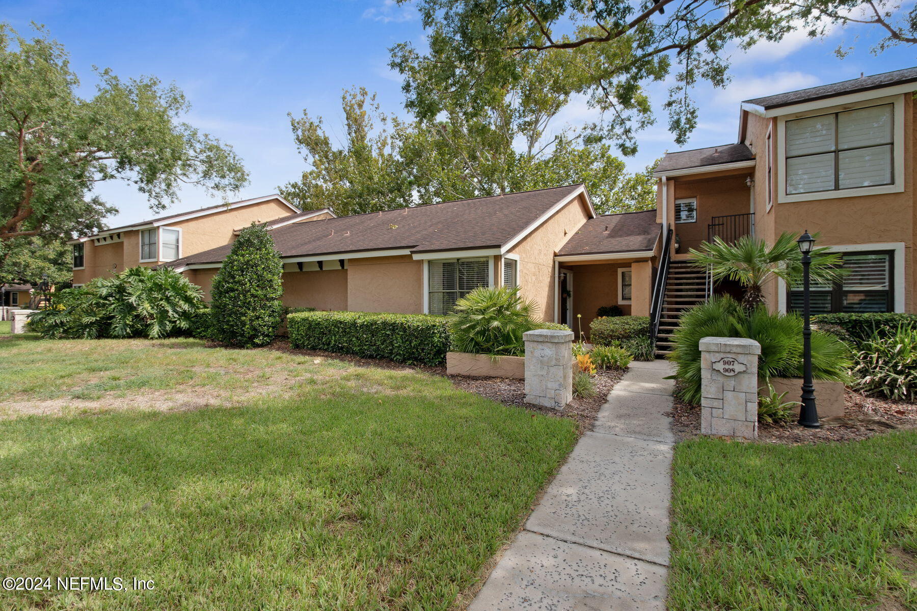 909 SHORELINE Circle